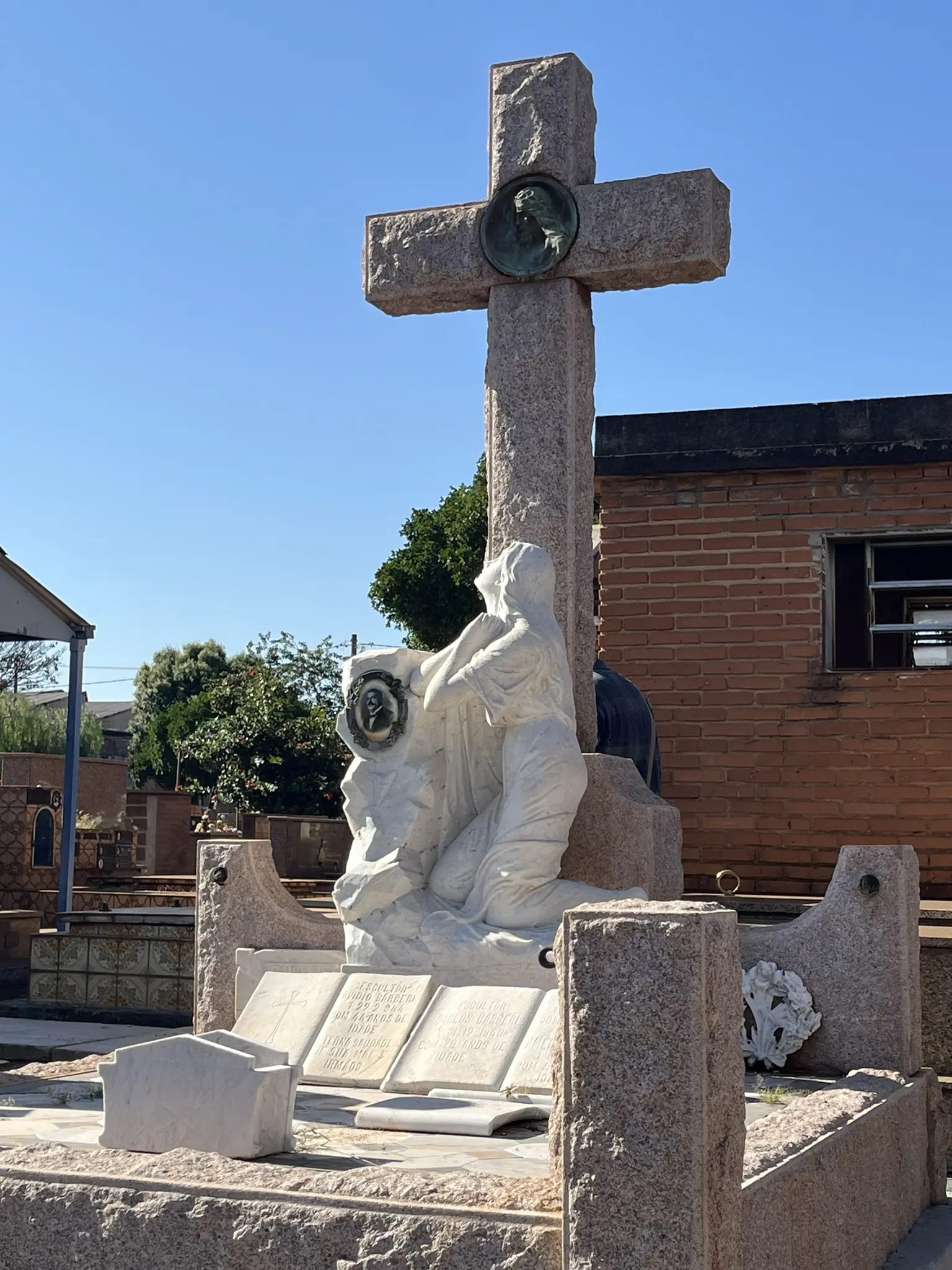 Lápide de Carlo Barbieri, escultor funerário que trouxe o ofício da
Itália para Ribeirão