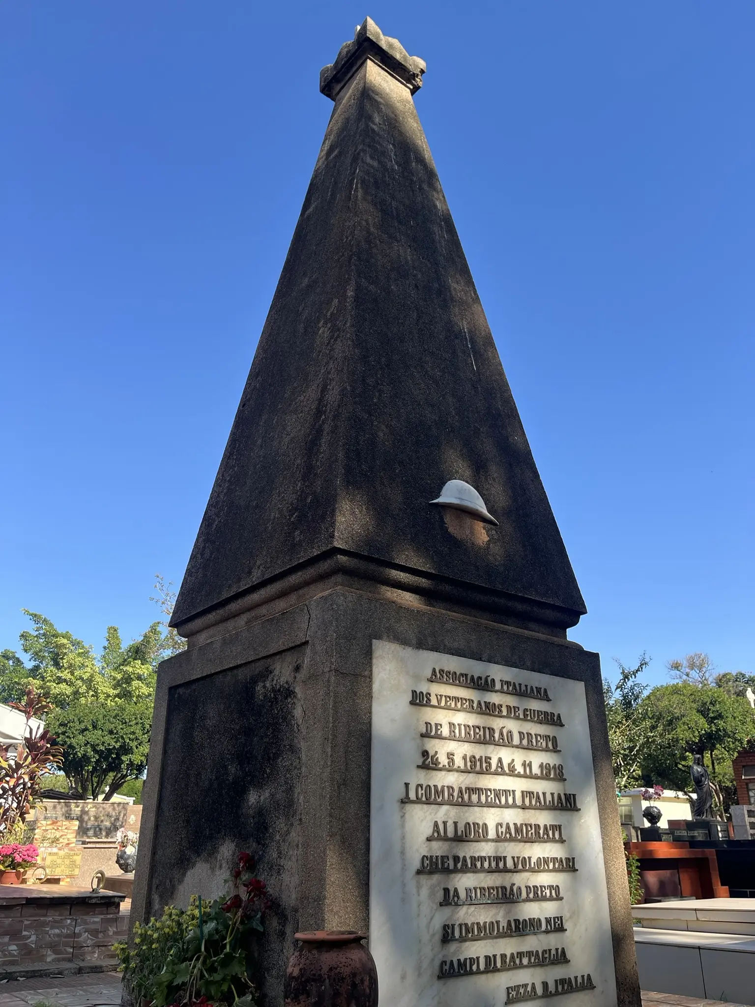 Obelisco da Sociedade Dante Alighieri em homenagem aos italianos de
Ribeirão que lutaram na Primeira Guerra
Mundial