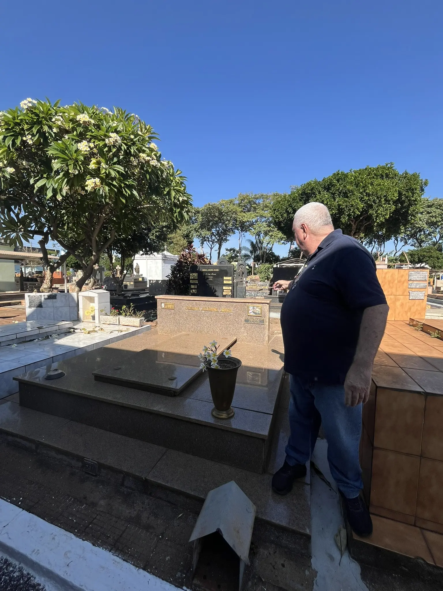 O cidadão que já tem sua lápide preparada, faltando apenas a data da
morte...