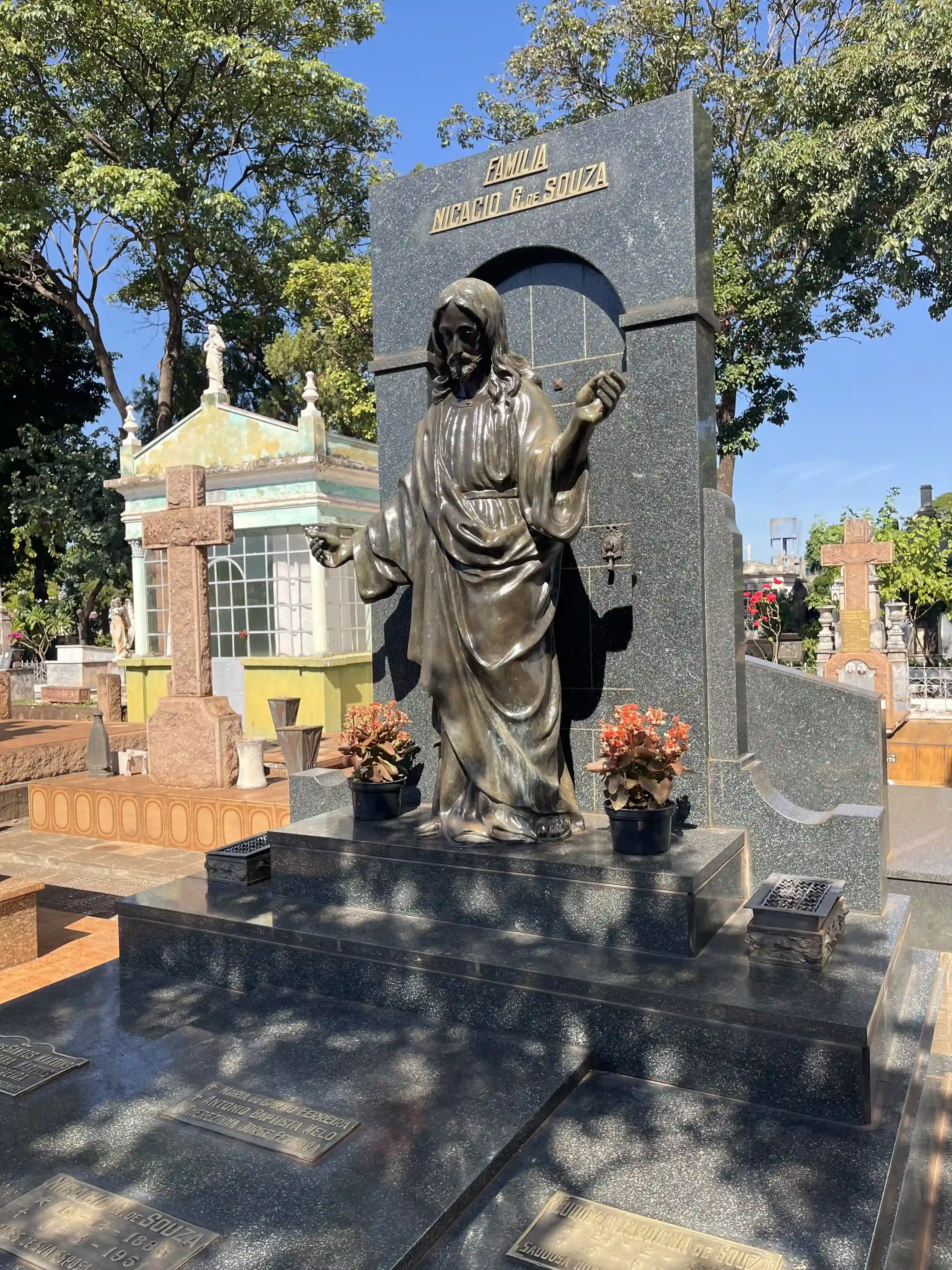 Lápide de Nicacio de Souza, criador da primeira empresa de serviços
funerários em Ribeirão Preto, em 1918 Jesus à porta simboliza Cristo
abrindo as portas do céu para o
falecido